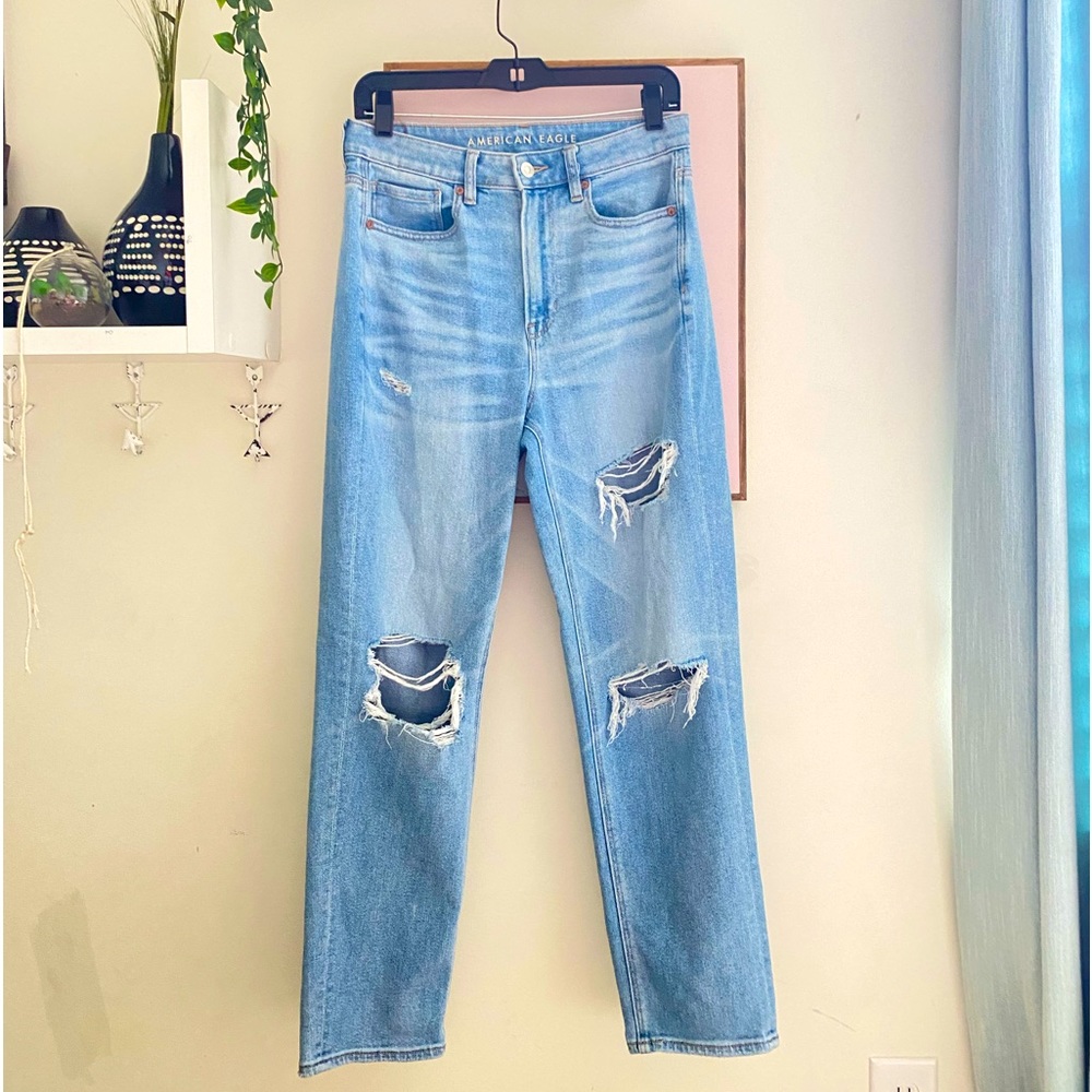 AMERICAN EAGLE LIGHT WASH RIPPED JEANS SIZE 6